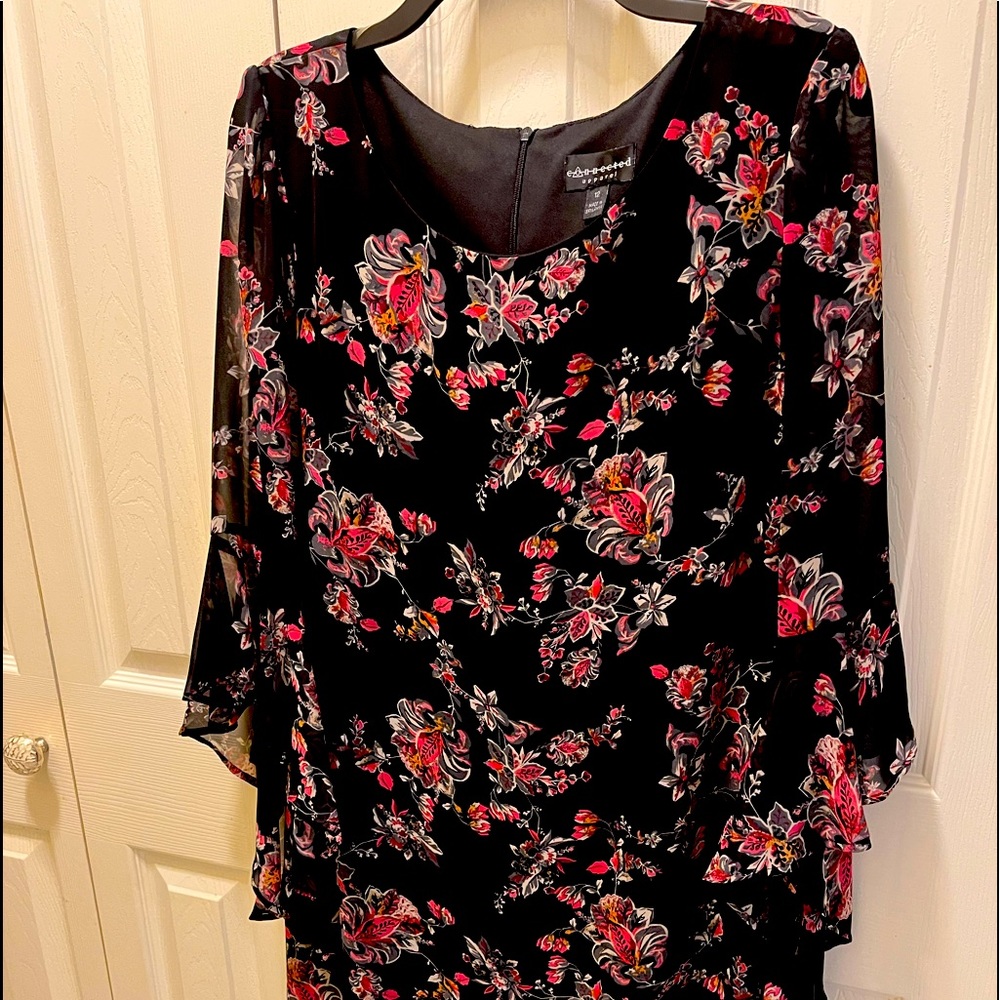Straight fitted dress with 3/4 sleeve.